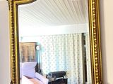 un miroir accroché au mur d'une pièce