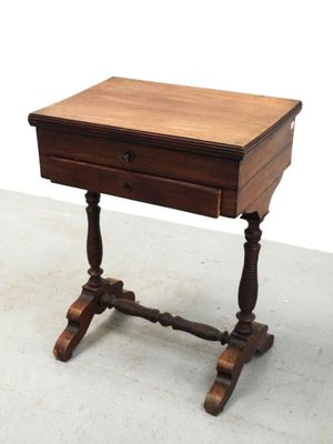 une petite table en bois surmontée d'un tiroir