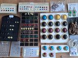 de nombreux types de boucles d'oreilles, disposées sur une table