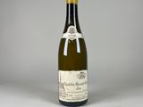la bouteille de vin blanc est posée sur la table