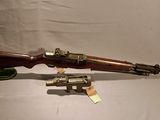 Deux armes sont posées l'une à côté de l'autre sur une table