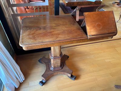 une table en bois sur laquelle est posé un sac en cuir