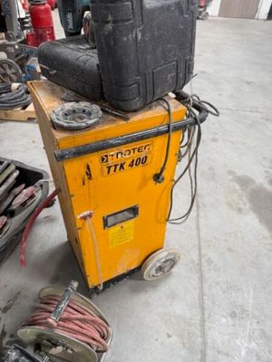 un chariot jaune chargé d'outils dans un garage