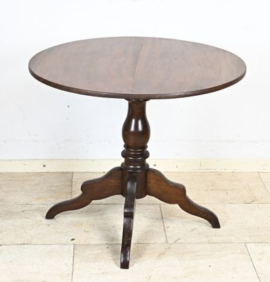une petite table avec un plateau en bois sur un sol carrelé