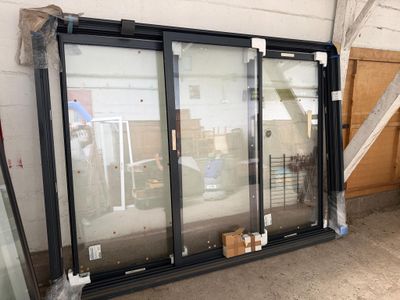 une photo d'une grande porte coulissante en verre dans un garage