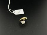 gros plan d'une bague sur une table avec une étiquette de prix