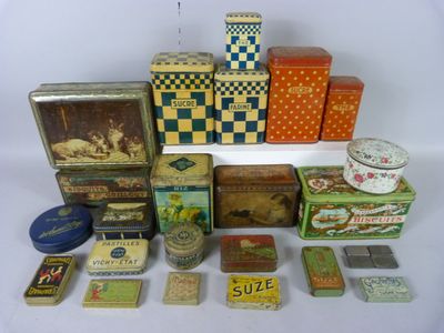 un grand nombre de boîtes de conserve posées sur une table