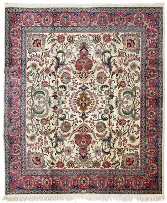 un tapis persan ancien, orné d'un motif floral sur fond crème