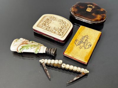 un grand nombre d'objets posés sur une table