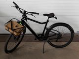 un vélo garé devant la porte d'un garage