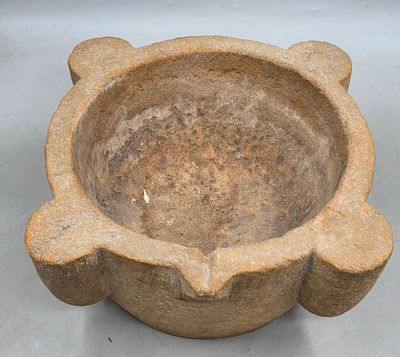 un bol en pierre orné d'un motif floral