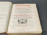 un vieux livre ouvert sur une table