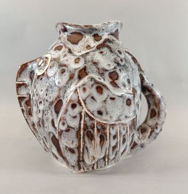 un vase blanc orné d'un motif marron et blanc