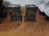 deux vases posés sur un parquet, à côté du buste d'un homme