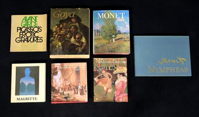 beaucoup de livres posés sur une table noire