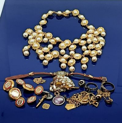 une table bleue sur laquelle sont posés tout un tas de bijoux
