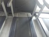 deux appareils de marche à pied qui se trouvent dans la salle