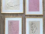 quatre dessins encadrés représentant une femme assise sur un canapé dans un salon