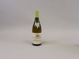 une bouteille de vin à côté d'un verre de vin