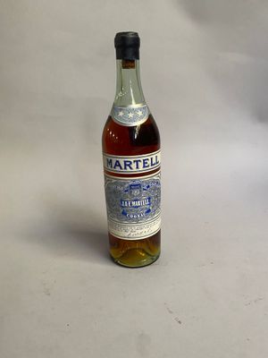 une bouteille de vin posée sur une table