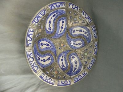 une assiette bleue et blanche ornée d'un motif