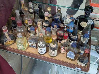 de nombreuses bouteilles d'alcool exposées dans une vitrine