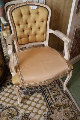 une chaise qui se trouve dans le coin d'une pièce