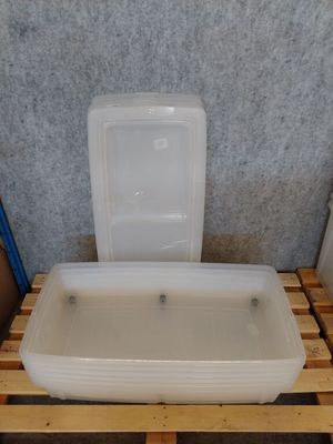 une baignoire blanche posée sur une palette à côté de toilettes