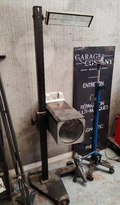 une photo d'un garage avec beaucoup d'outils sur le sol