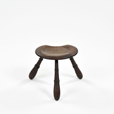 un vieux tabouret en bois avec une assise en bois sur fond blanc