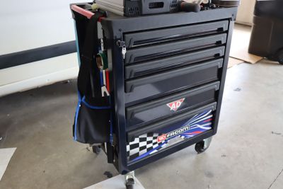 une photo d'un chariot à outils dans un garage