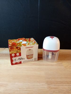 une boîte de nourriture posée sur une table à côté d'un mixeur