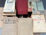 plusieurs livres sont empilés sur une table