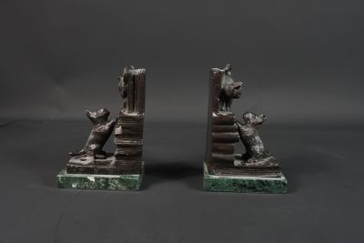 paire de serre-livres en bronze représentant un homme et une femme assis sur une chaise