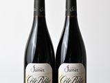 deux bouteilles de vin posées sur une table en bois