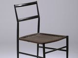 une image représentant une chaise noire dont l'assise et le dossier sont tressés