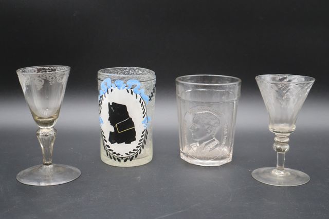 Lot de 4 verres : Napoléon, un avec inscription Duc d’Orléans sou...