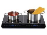 deux casseroles sur la cuisinière, avec des spaghettis qui cuisent sur le feu