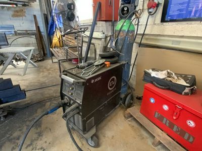 une machine qui se trouve dans un garage, avec une boîte rouge