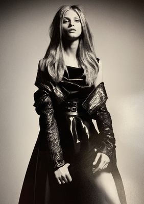 une photo d'une femme en robe noire posant pour un cliché