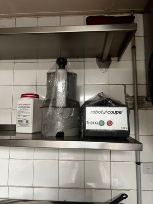 une étagère métallique sur laquelle sont posés quelques produits alimentaires