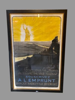 une vieille affiche représentant la statue de la Liberté accrochée à un mur