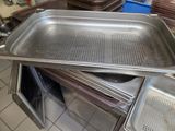 Plusieurs plateaux de nourriture sont empilés les uns sur les autres dans une cuisine