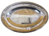 une image représentant une assiette en argent bordée d'or sur fond blanc