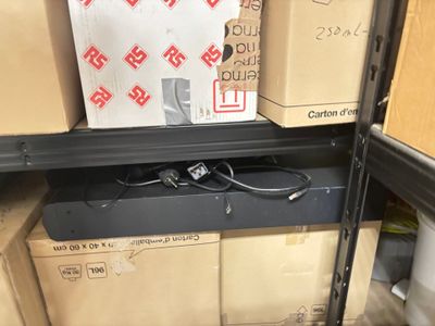 de nombreuses boîtes contenant du matériel électronique sur les rayons du magasin