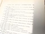 un livre ouvert posé sur une table à côté d'une tasse de café