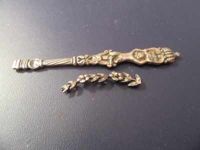 une cuillère et une fourchette en argent posées sur une table