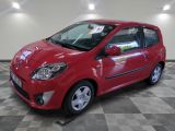 une photo d'une petite voiture rouge dans un showroom