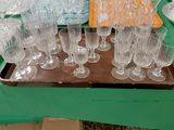 un plateau posé sur une table, sur lequel se trouvent des verres et des assiettes