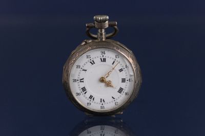 une montre de poche en argent avec des chiffres romains